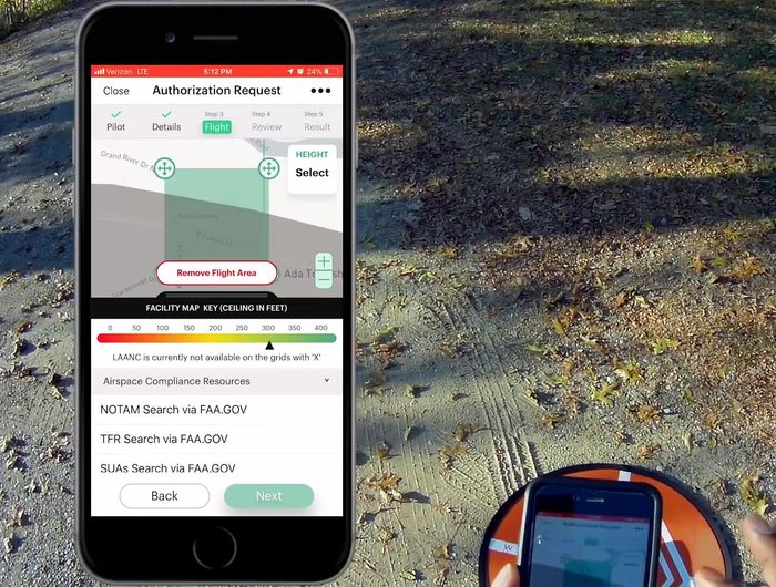 Disegna l'area di volo sulla mappa. Puoi modificare l'altezza massima (es. 300 piedi) e controllare la presenza di restrizioni aeree (TFR, ecc.).
