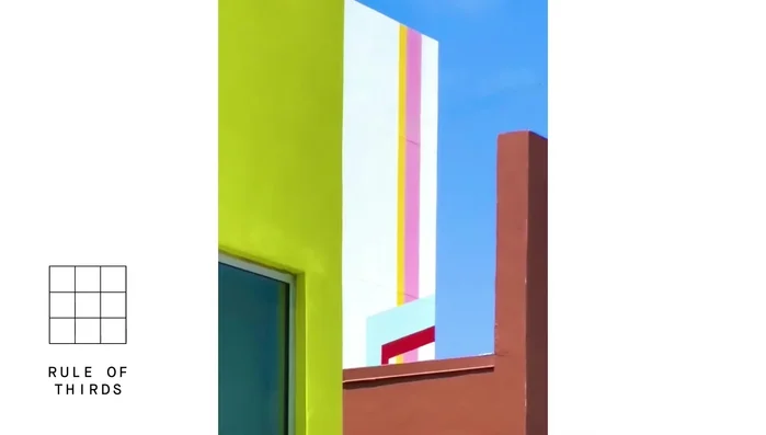 Regola dei terzi: Posizionare il soggetto principale su uno dei punti di intersezione della griglia a terzi per creare maggiore tensione visiva.