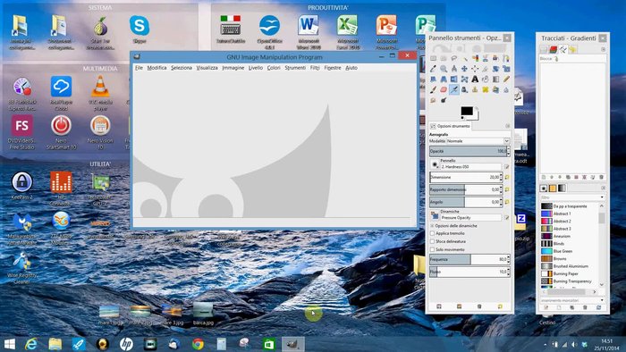 Aprire le foto desiderate (nell'esempio 'mare 1', 'mare 2', 'mare 3') cliccando su 'File' -> 'Apri' e selezionando il percorso delle immagini.