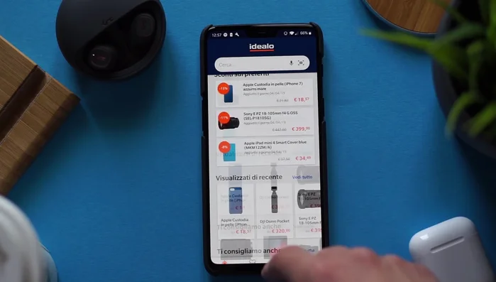 Controlla le offerte e i prodotti simili suggeriti dall'app.