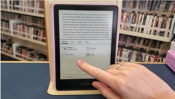 Nel menu che appare, scegli tra le opzioni "Compatto", "Standard", o "Grande" per modificare la dimensione del carattere.