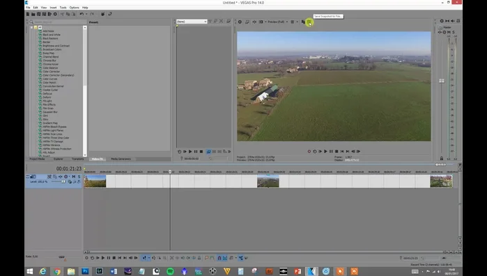 Salva il frame selezionato come JPEG o PNG usando la funzione 'salva frame' in Vegas Pro (icona floppy disk).