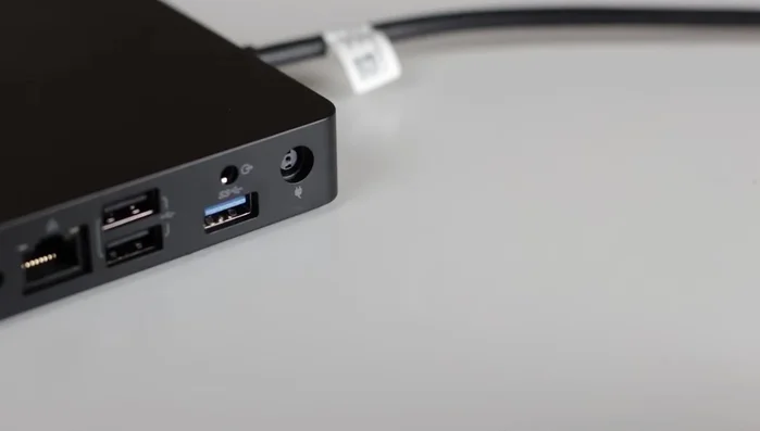 Verifica che nessun altro cavo (USB, seriale, ecc.) sia collegato al modem/router che possa interferire.