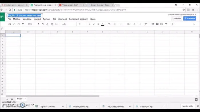 Crea intestazioni: 'Lato', 'Perimetro', 'Area'. Unisci le celle per l'intestazione 'Quadrati'.