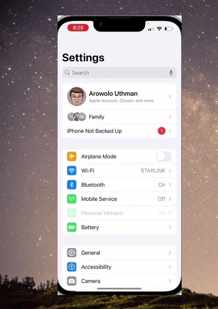 Trova WhatsApp nella lista delle app, scorrendo verso il basso.
