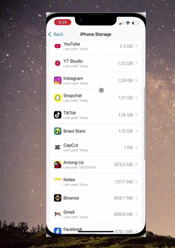 Trova WhatsApp nella lista delle app, scorrendo verso il basso.
