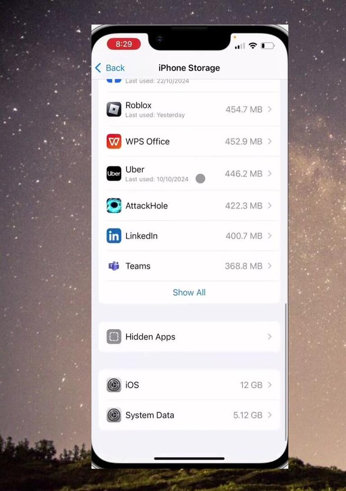 Trova WhatsApp nella lista delle app, scorrendo verso il basso.