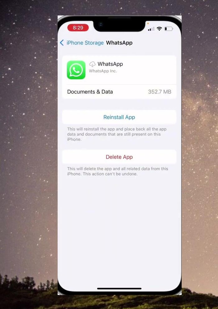 Aspetta che l'app venga scaricata e reinstallata. I dati e le chat saranno conservati.