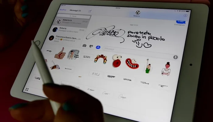 Applica gli stickers sopra le foto per personalizzare ulteriormente i tuoi messaggi.