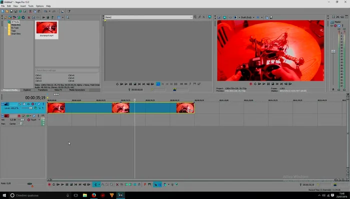 Inserire una nuova traccia video sopra quella principale (tasto destro > Insert Video Track).