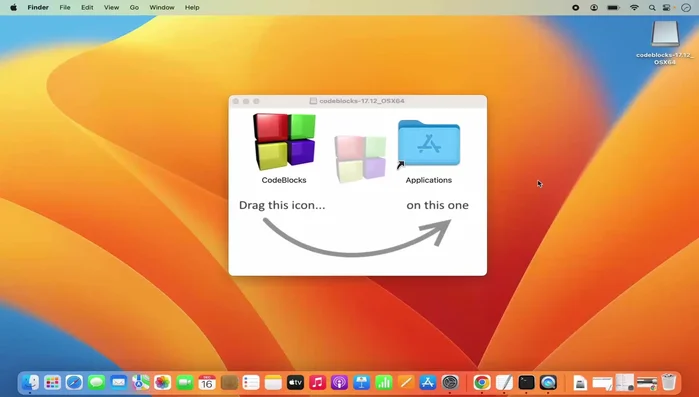 Aprire il file DMG scaricato. Trascinare e rilasciare l'icona di Code::Blocks nella cartella Applicazioni.