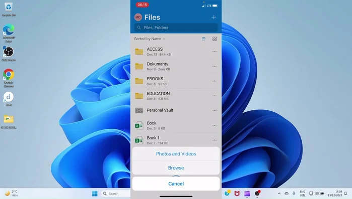 Carica file (documenti, foto, video) usando il pulsante '+' e selezionando 'Carica'.