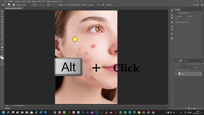 Tenere premuto Alt e cliccare su un'area senza imperfezioni per campionare il colore.