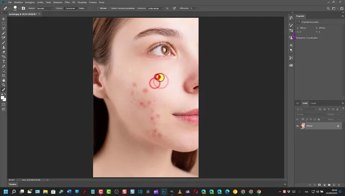 Passare il mouse sull'imperfezione e cliccare per sostituirla con il colore campionato.