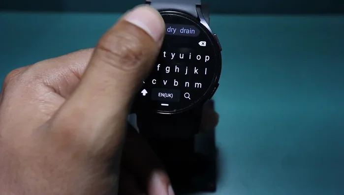 Installare l'app sul telefono e sullo smartwatch.
