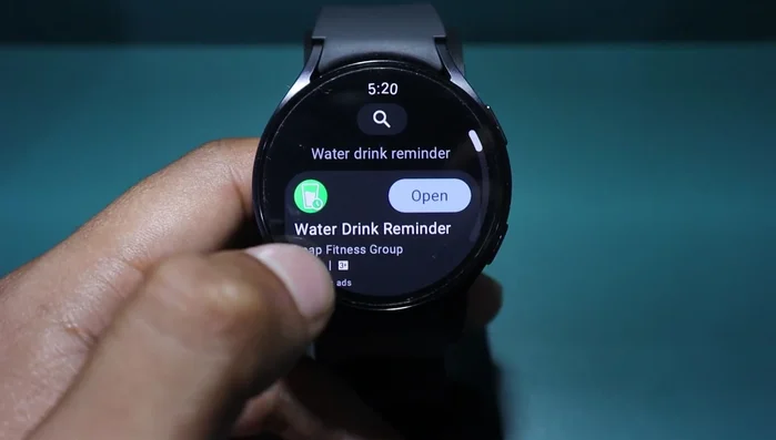 Installare l'app sul telefono e sullo smartwatch.