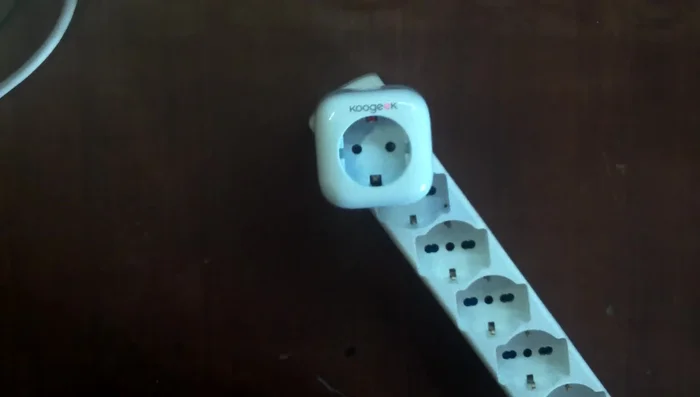 Accendere la presa smart. Il led inizierà a lampeggiare, indicando la ricerca della rete Wi-Fi.