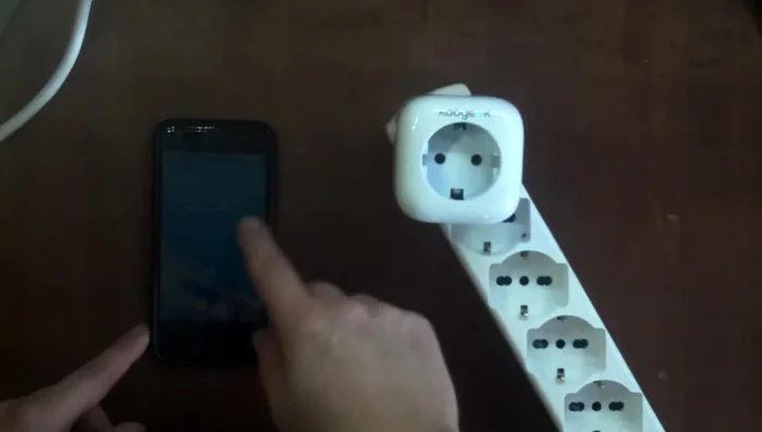 Attendere che l'app completi l'associazione con la presa smart. Il led smetterà di lampeggiare e diventerà fisso.