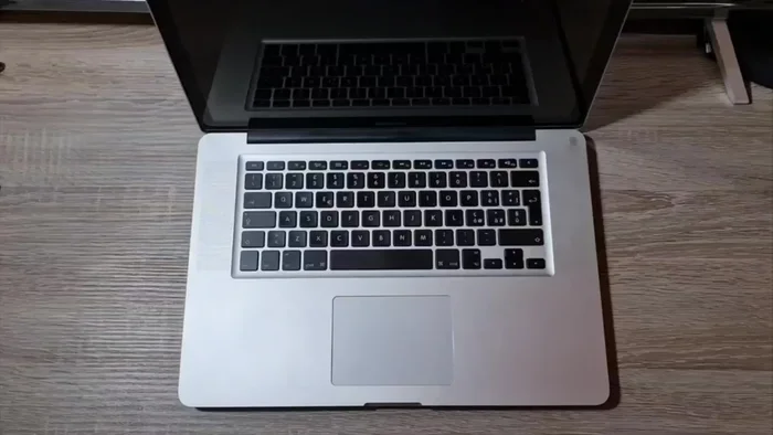 Mantenere premuti i tasti fino a sentire il suono di avvio (gong) per tre volte.