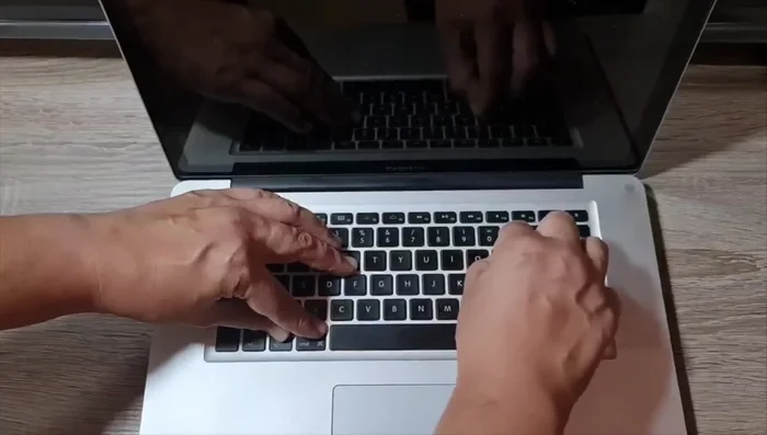 Rilasciare i tasti dopo il terzo gong. Il Mac si riavvierà.