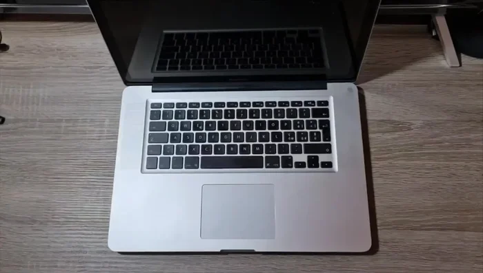 Mantenere premuti i tasti fino a sentire il suono di avvio (gong) per tre volte.