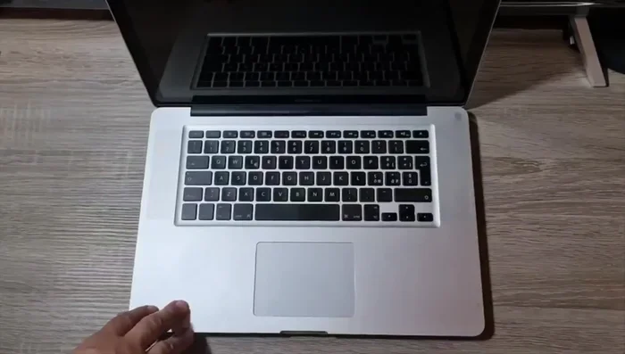 Mantenere premuti i tasti fino a sentire il suono di avvio (gong) per tre volte.