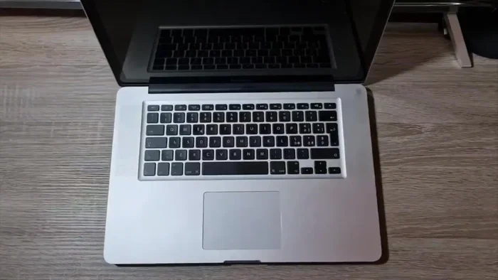 Mantenere premuti i tasti fino a sentire il suono di avvio (gong) per tre volte.