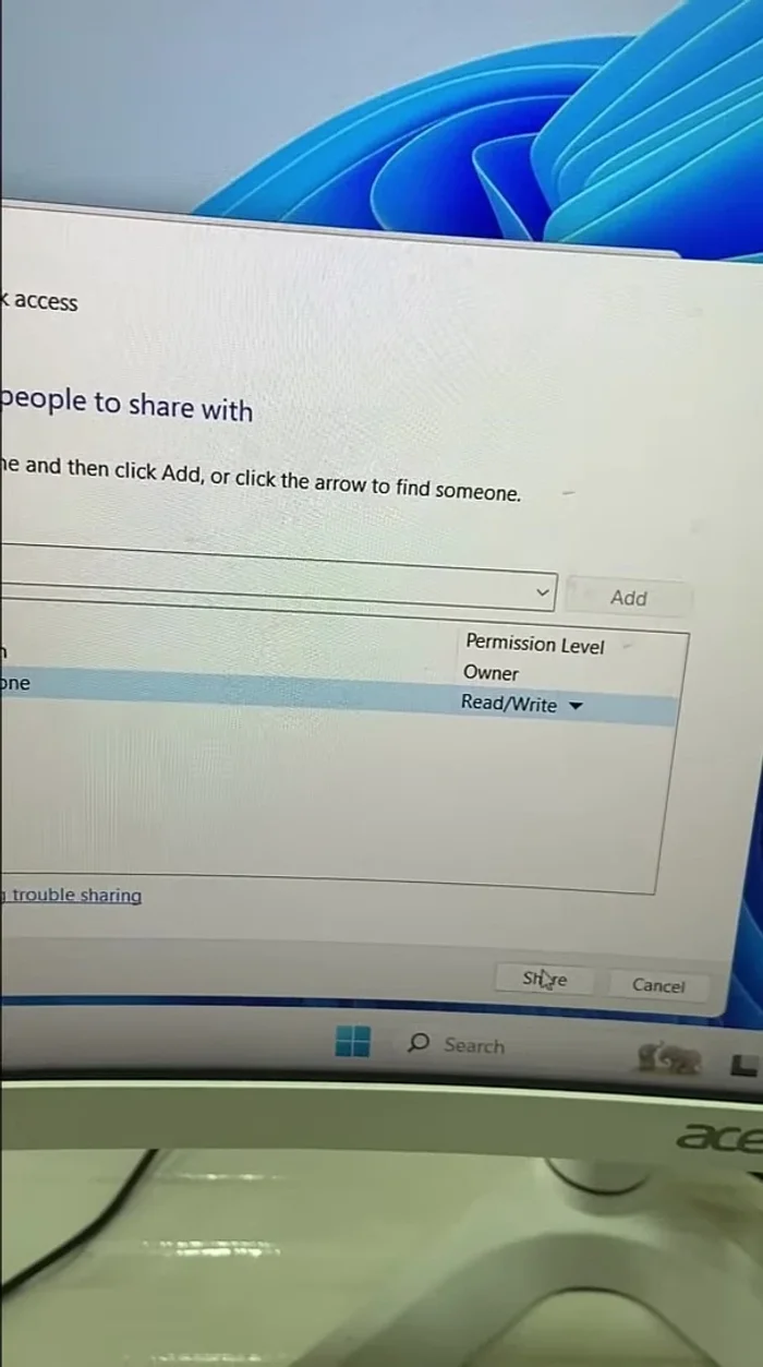 Clicca su "Condividi"