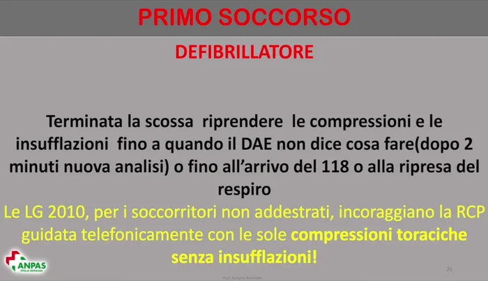Segui le istruzioni del defibrillatore. Dopo la scarica, riprendi la RCP fino all'arrivo del 118 o al ripristino del respiro e del battito cardiaco.