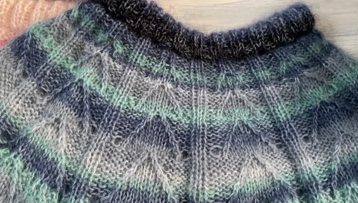 Gestione degli avanzi: Organizzare gli avanzi di filato in ceste suddivise per colore per facilitare la scelta e l'abbinamento.