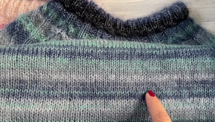 Tecnica di variazione delle righe: Variare l'altezza delle righe cambiando la combinazione dei filati. (es. inserire solo poche righe di un colore per creare un effetto dinamico).