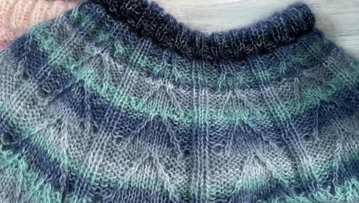 Tecnica di spezzatura del filo: Spezzare i fili di Steel e inserire nuovi colori a intervalli regolari, lavorandoli insieme per alcuni giri per fissare i nodi. Questo crea transizioni di colore senza bisogno di nascondere i capi.