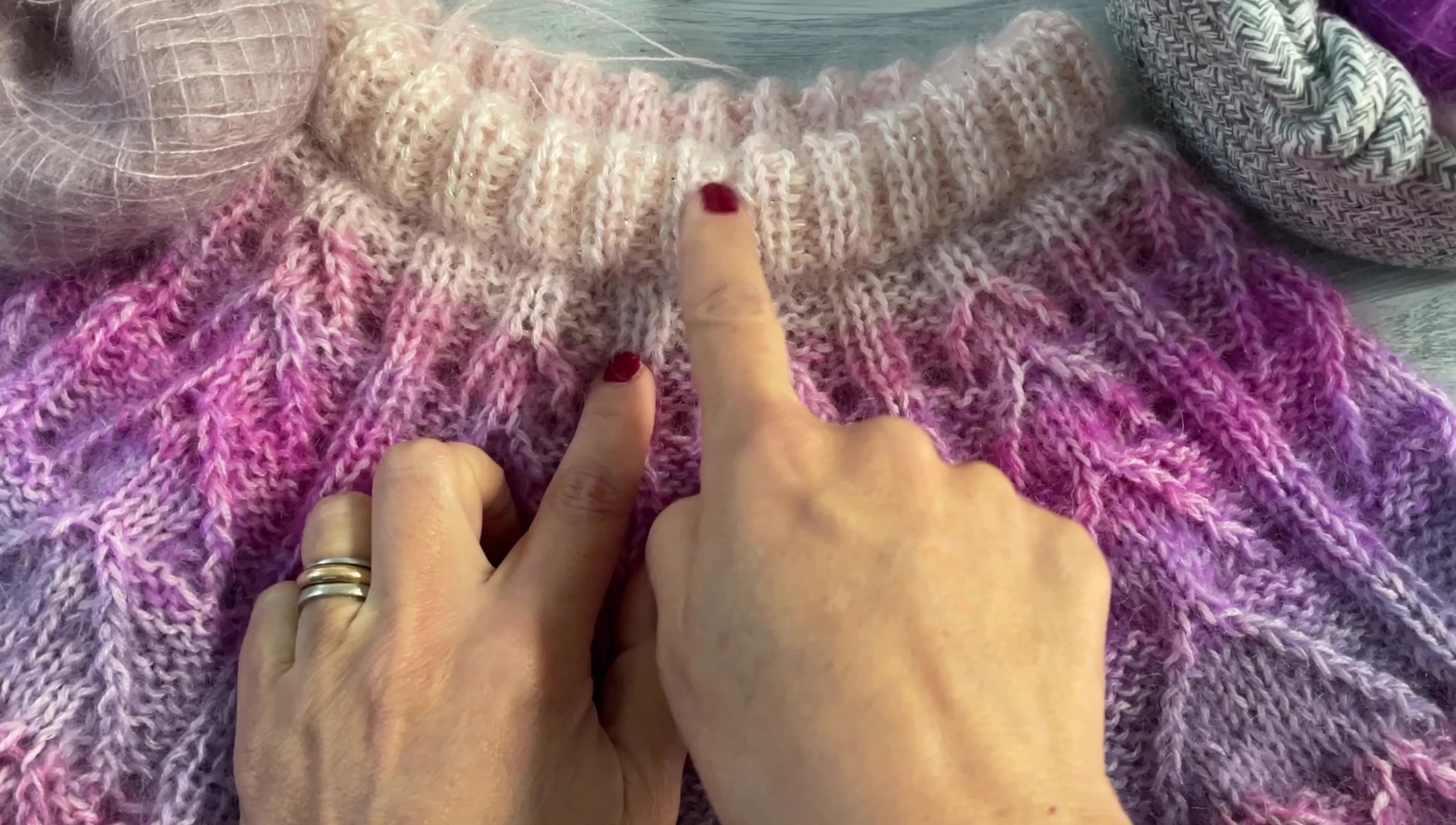 Creare Varianti Cromatiche a Maglia: Il Metodo Maya Multicolore