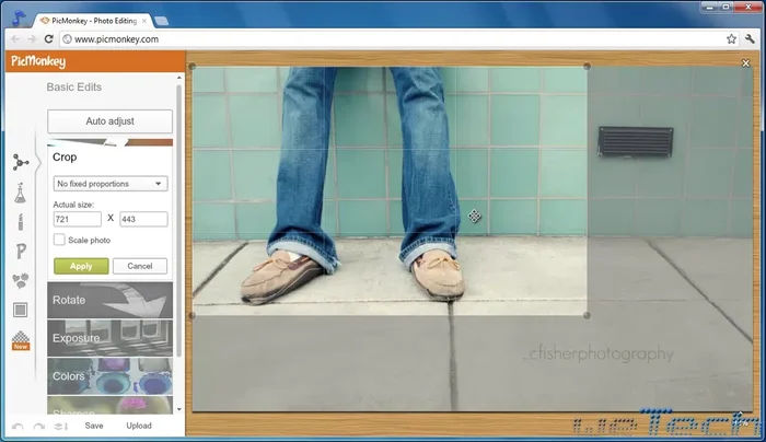 Utilizza la funzione 'Auto Adjust' per un miglioramento automatico di luminosità, colori e saturazione.