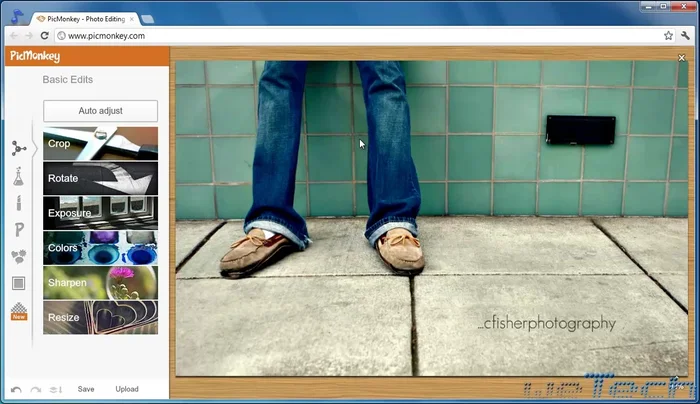 Utilizza la funzione 'Auto Adjust' per un miglioramento automatico di luminosità, colori e saturazione.