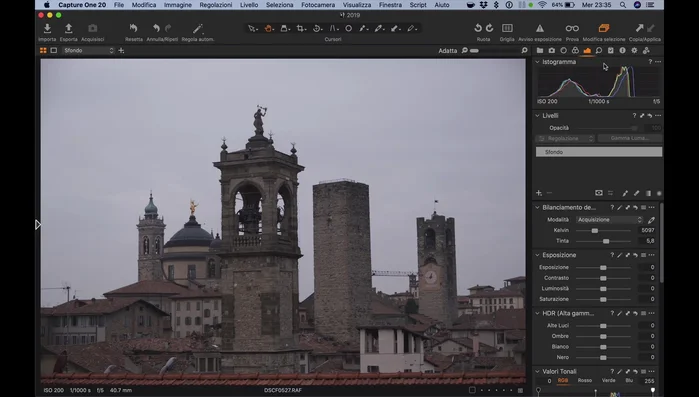 Riordina le sezioni degli strumenti tenendo premuto il tasto Comando (Mac) o Ctrl (PC) mentre trascini.