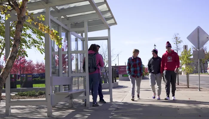 Pianifica di arrivare alla fermata con 5 minuti di anticipo.