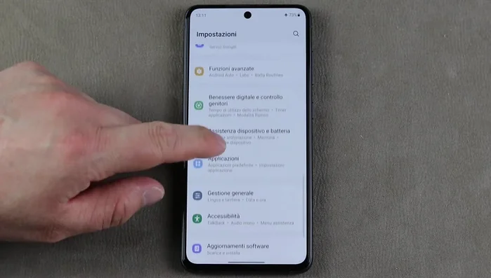 Vai in Impostazioni > Applicazioni > [Nome App] > Notifiche. Assicurati che 'Mostra notifiche' sia selezionato e che tutte le categorie di notifiche siano abilitate.