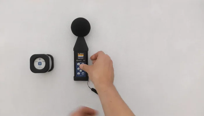 Accendere il calibratore e impostarlo a 114 dB a 1 kHz.