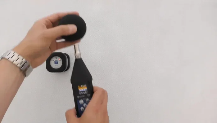 Inserire con cautela il microfono del fonometro all'interno del calibratore acustico.