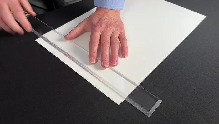 Lasciare almeno 15 mm di carta sul bordo.