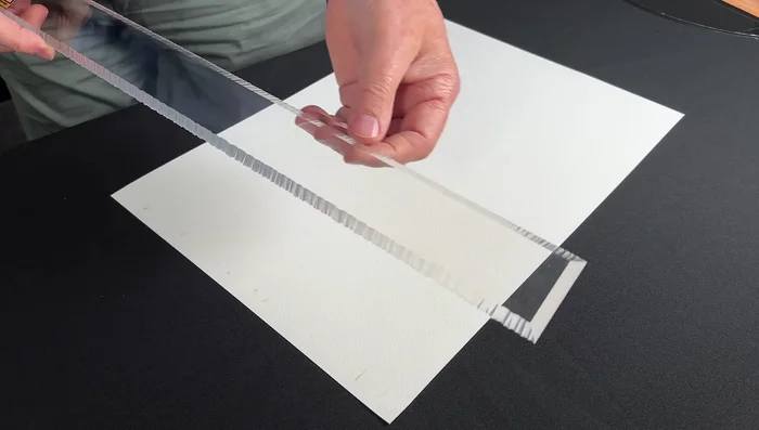 Lasciare almeno 15 mm di carta sul bordo.