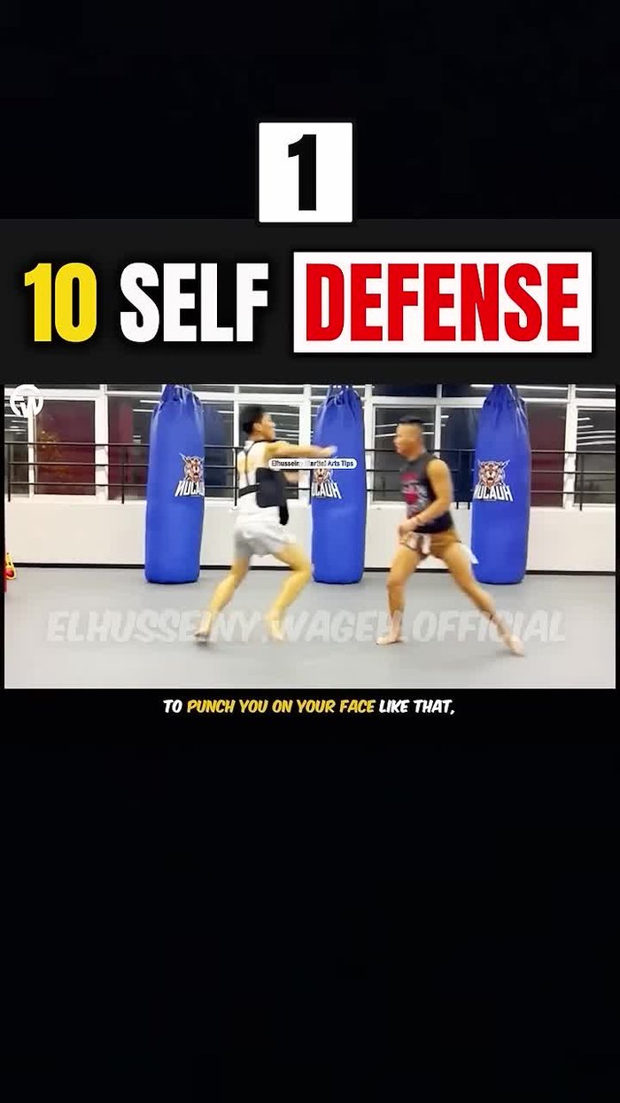 Se qualcuno ti afferra e cerca di colpirti in faccia, blocca il suo pugno con la mano. Poi colpisci l'altra mano con il gomito e fai un passo avanti, tenendogli l'articolazione del polso con entrambe le mani con forza per tenerlo a terra. Se necessario, puoi rompergli il braccio o l'articolazione della spalla.