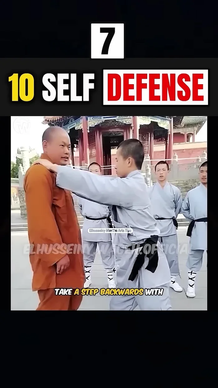 Se qualcuno ti tiene in questo modo (afferra le braccia), fai un passo indietro e colpisci l'articolazione del suo gomito con forza. Poi colpiscilo al volto con un potente colpo di gomito per metterlo KO.