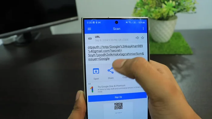 L'app scanner leggerà il codice e aggiungerà l'account Google Authenticator.