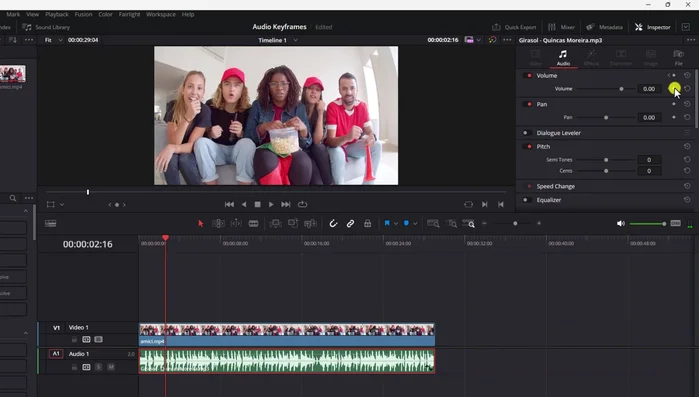 Spostare il cursore di riproduzione e aggiungere altri keyframes per modificare il volume nel tempo.