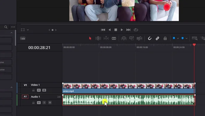 Modificare manualmente i keyframes nella timeline per affinare la curva del volume.