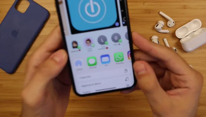 Tocca il pulsante di condivisione e scegli "Copia foto".