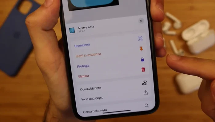 Tocca i tre pallini in alto a destra della nota e seleziona "Proteggi".