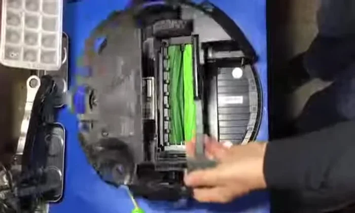 Sollevare la piastra nera e metterla da parte.